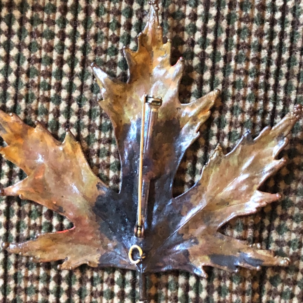 Metal Patina Oak Leaf Pin/Brooch with Loop to put on Chain - Picture 2 of 5